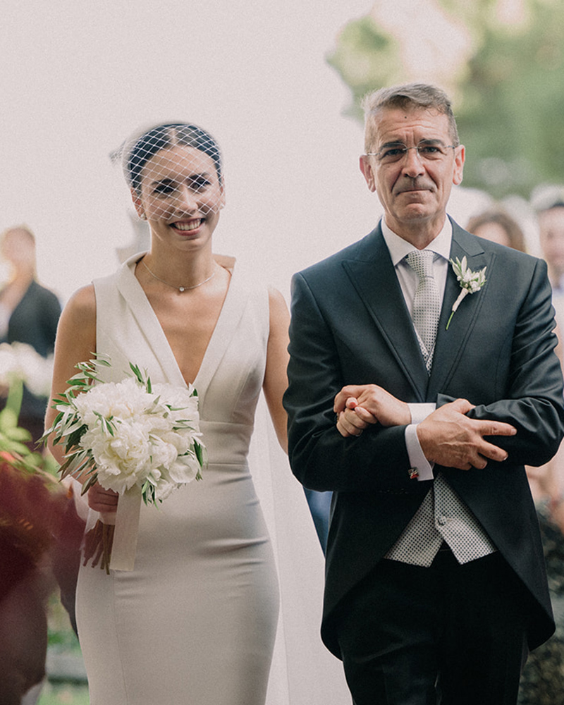 Novia con tocado de rejilla elegante